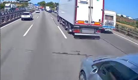 VÍDEO | Graven un accident entre un cotxe i un camió al pas de l'AP-7 per Barberà
