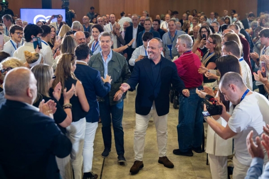 Feijóo suma PP, Vox i Junts exigint eleccions: «Sánchez governa contra la majoria de la cambra»