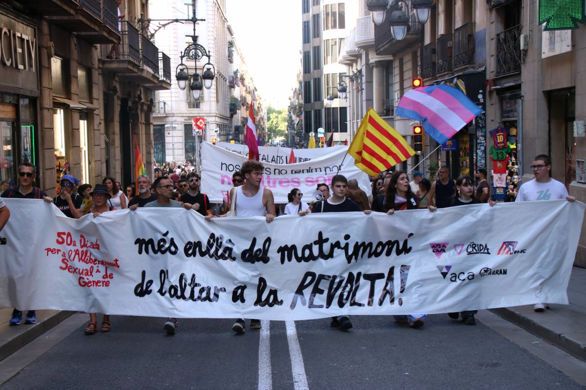 Milers de persones reivindiquen els drets LGTBIQ+ a Barcelona: «De l'altar a la revolta»