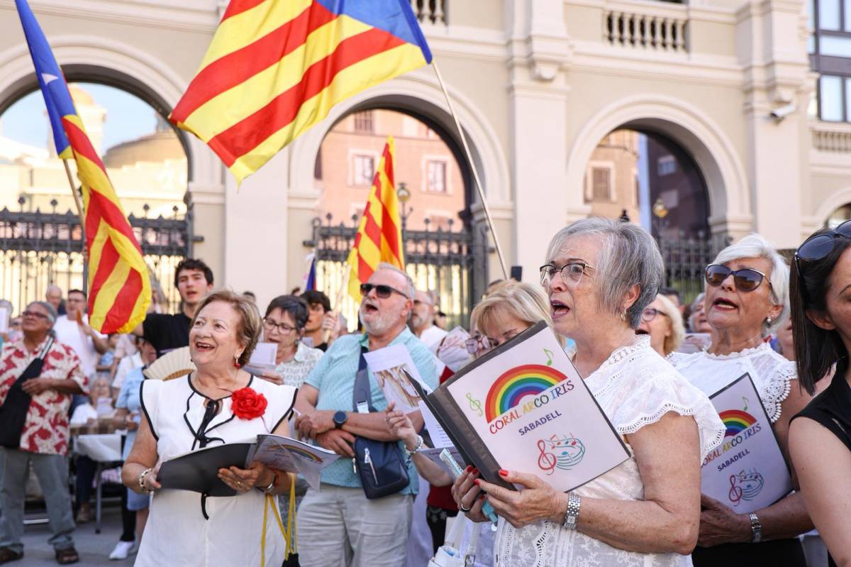 Sabadell omple la plaça del Doctor Robert per cantar `La Balanguera`
