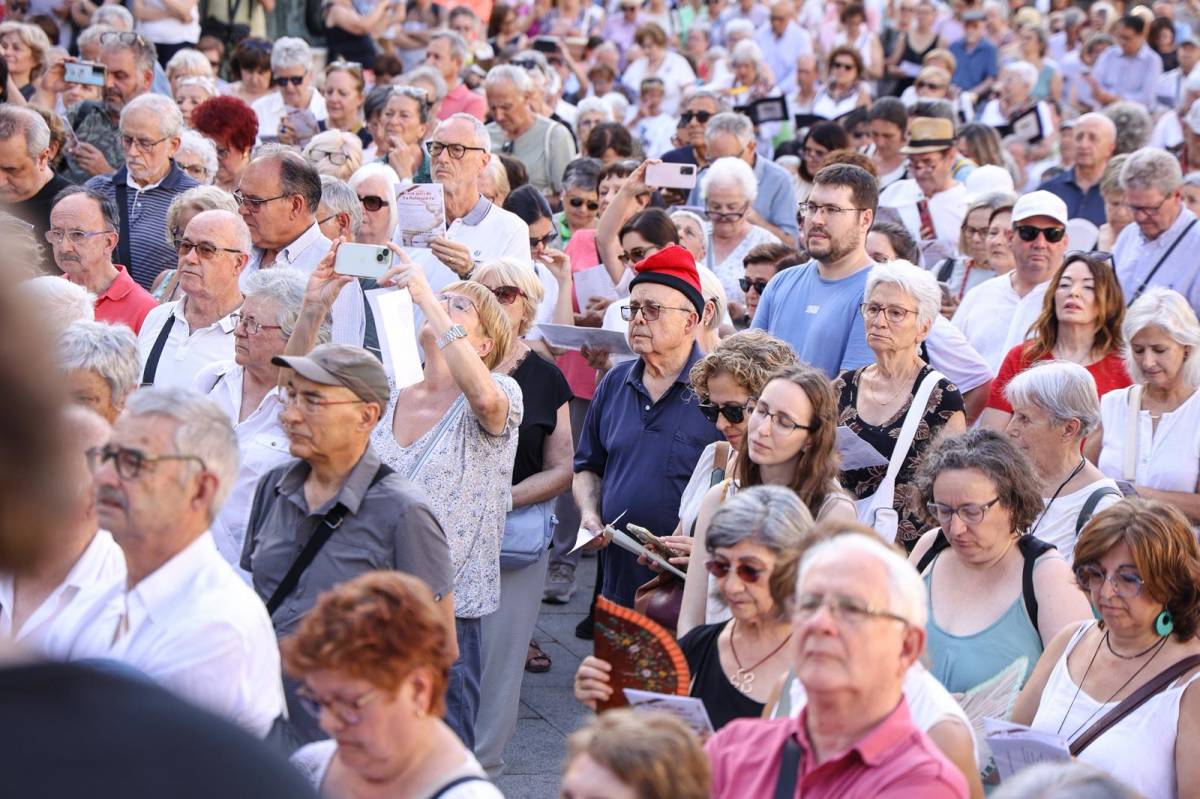 Sabadell omple la plaça del Doctor Robert per cantar `La Balanguera`
