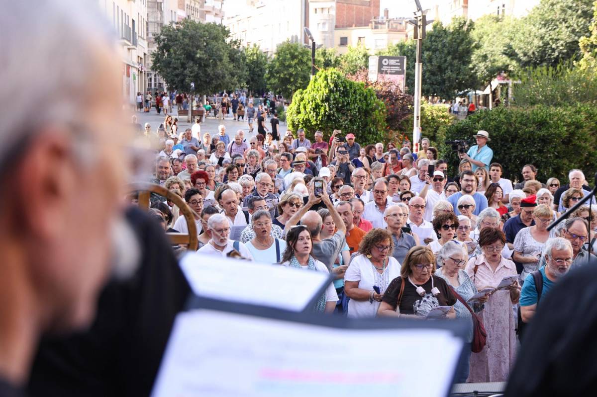 Sabadell omple la plaça del Doctor Robert per cantar `La Balanguera`