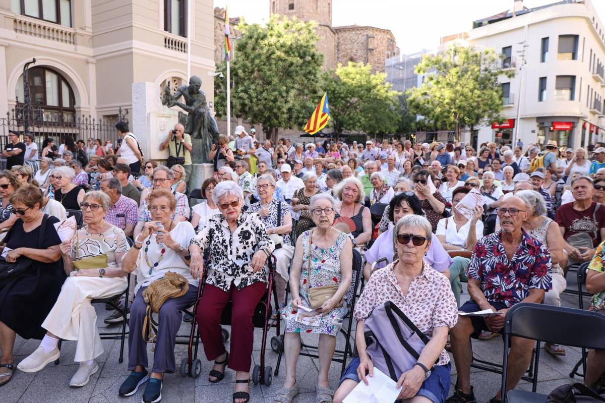 Sabadell omple la plaça del Doctor Robert per cantar `La Balanguera`