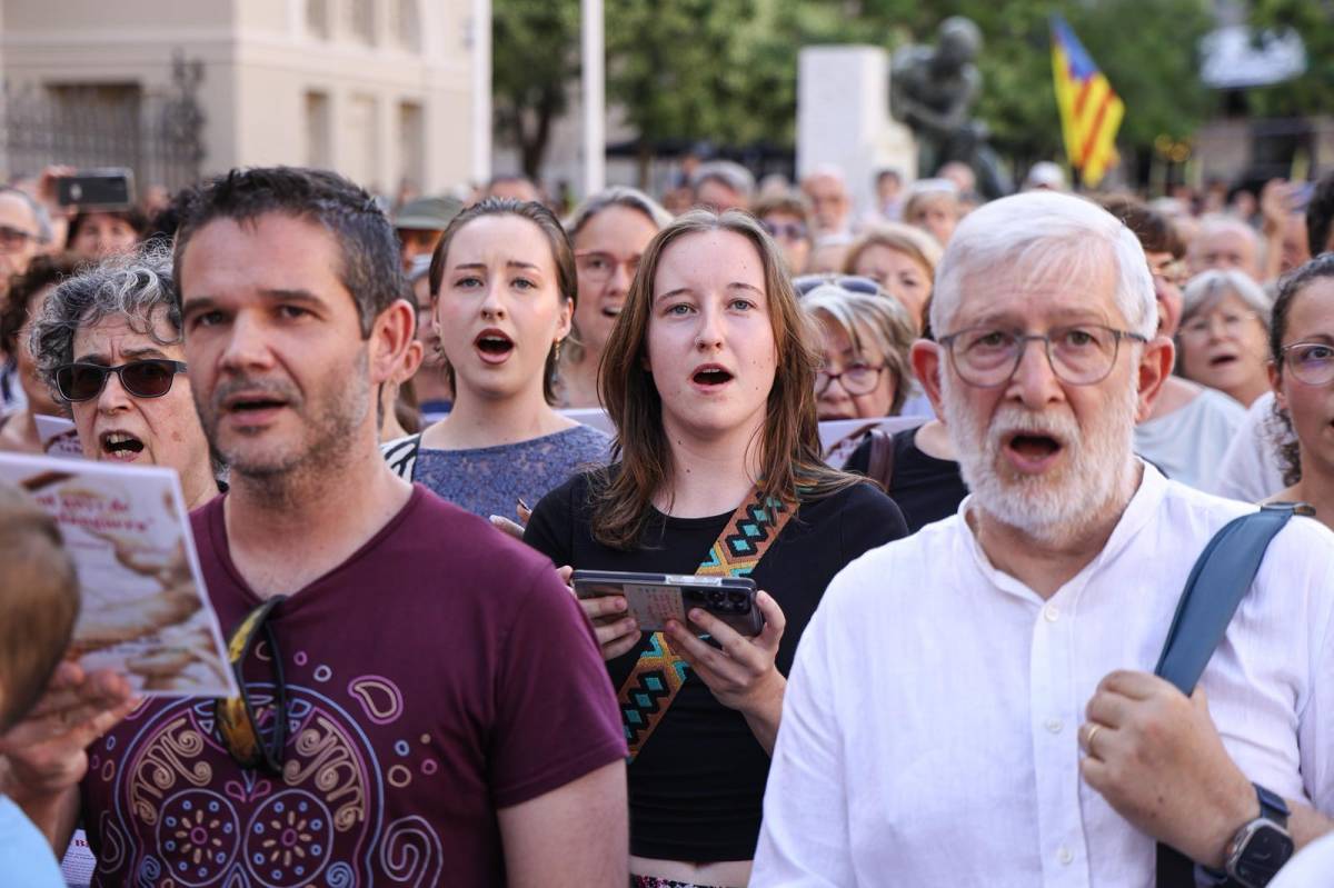 Sabadell omple la plaça del Doctor Robert per cantar `La Balanguera`