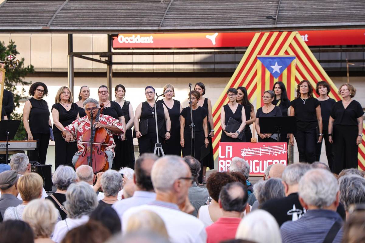 Sabadell omple la plaça del Doctor Robert per cantar `La Balanguera`