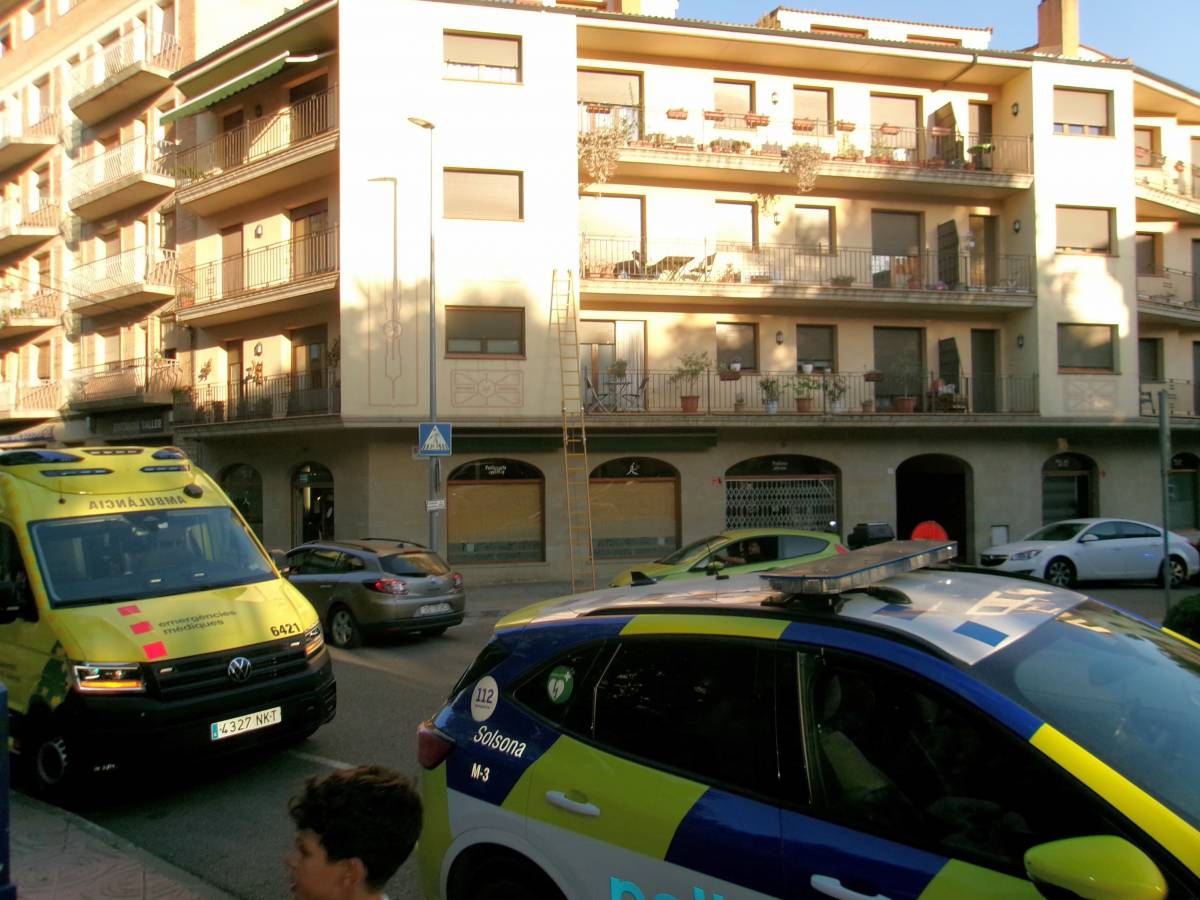 Solsona: Bombers treuen una dona gran atrapada al seu domicili després d’una caiguda