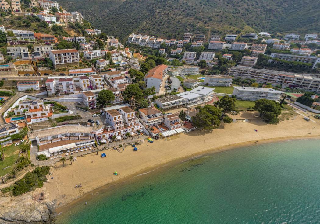 Tanquen la platja de l'Almadrava, al Baix Camp, per la presència d'una balena morta de 10 metres
