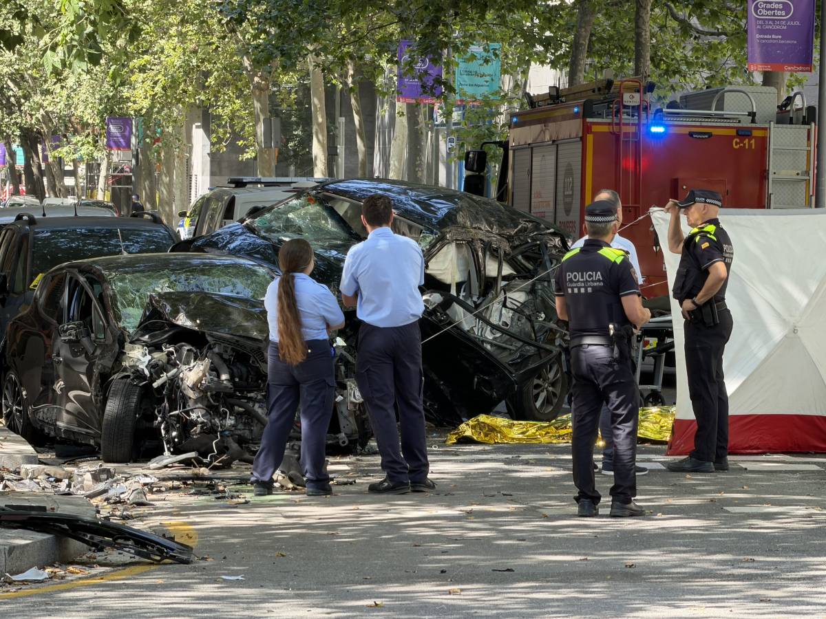 Dos morts i un ferit greu en un accident de cotxe a Poblenou després d'una persecució policial