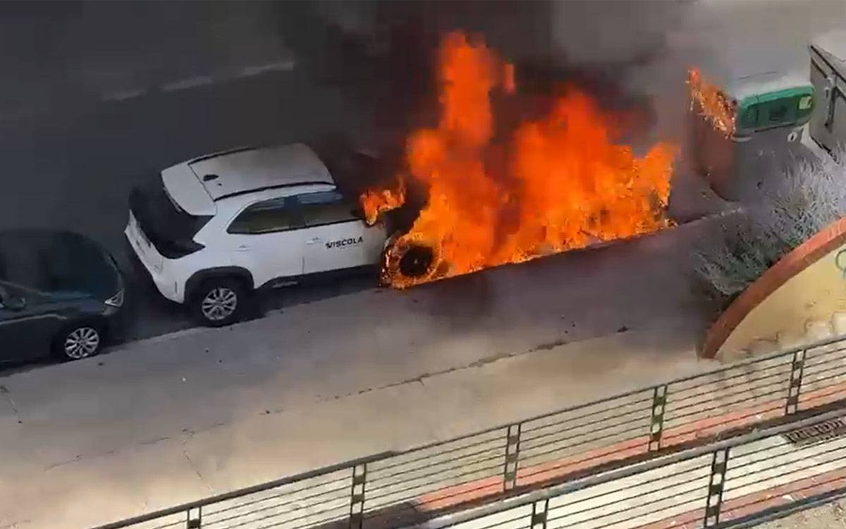 Nova onada d'incendis de contenidors a Manresa amb un cotxe greument afectat