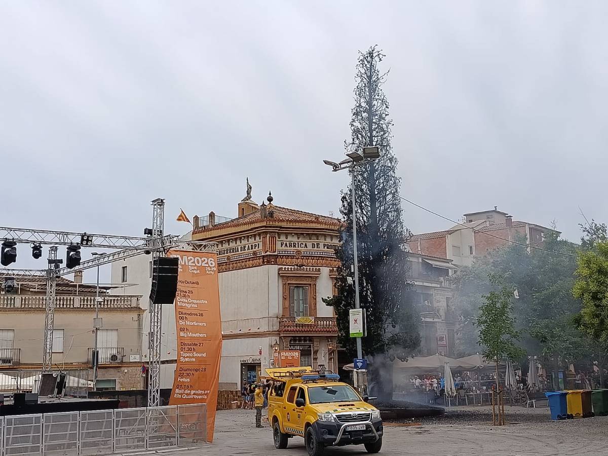 S'incendia un xiprer durant un acte de la Festa Major de Sant Cugat