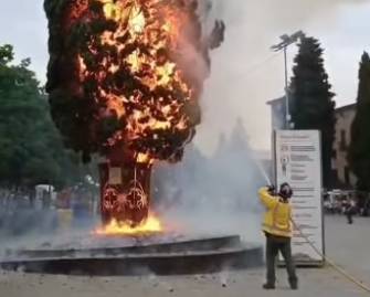 VÍDEO | Ensurt en incendiar-se un xiprer en plena cercavila de la Festa Major de Sant Cugat
