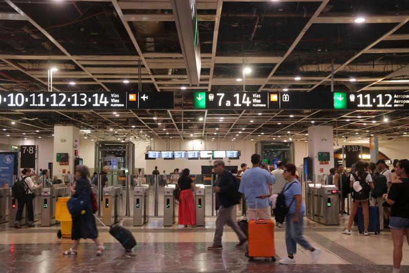 Resignació i desconeixement de la vaga a Rodalies entre els usuaris de Sants