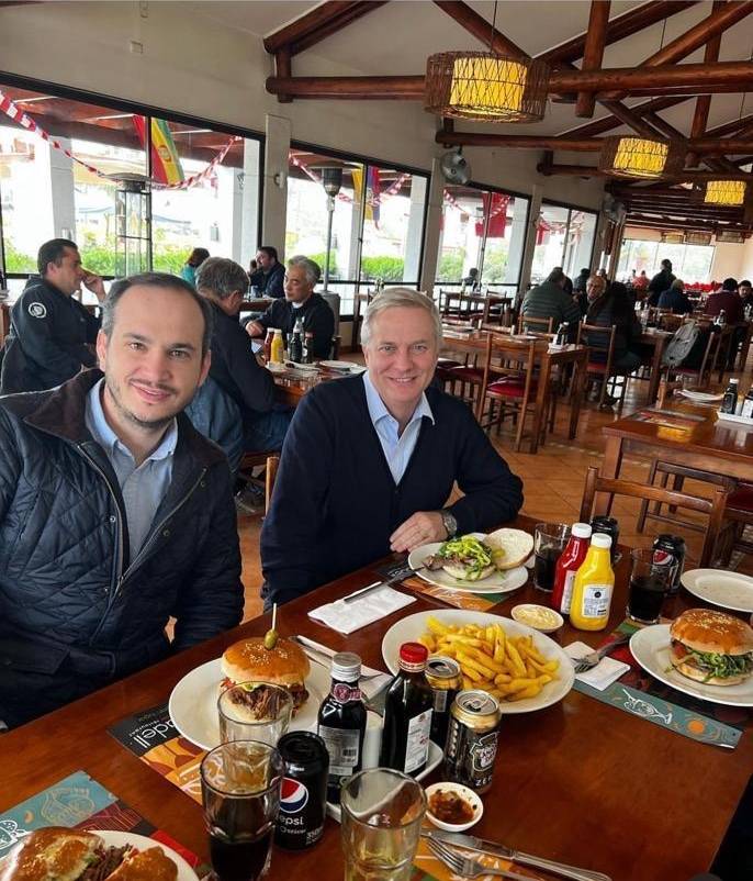 El president xilè, Antonio Kast (dreta), dinant al Sabadell el 2023 amb Antonio  Barchiesi (esquerra)