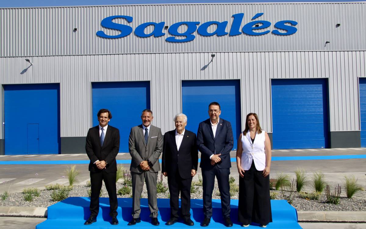 Les autoritats davant del nou centre operatiu de Sagalés a Vic.