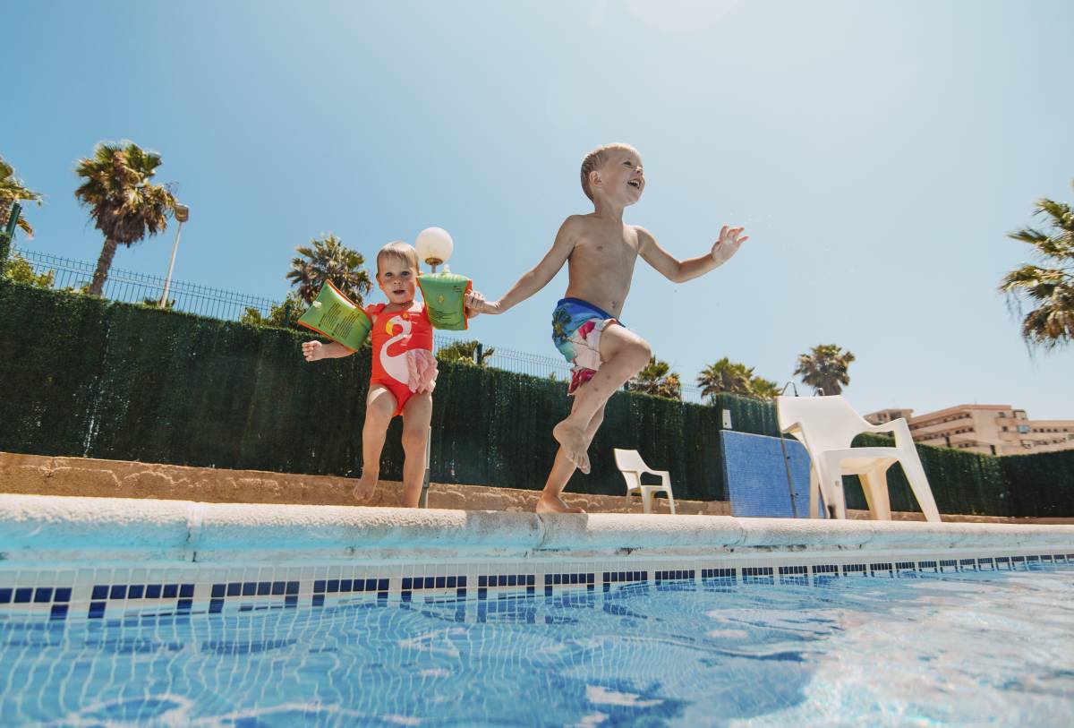 Així pots evitar ofegaments a la piscina o platja amb nens