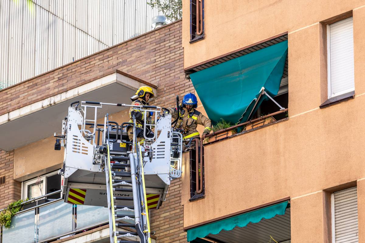 FOTOS | Doble actuació dels Bombers: crema un camió de la brossa i rescaten una dona per la finestra a Sabadell