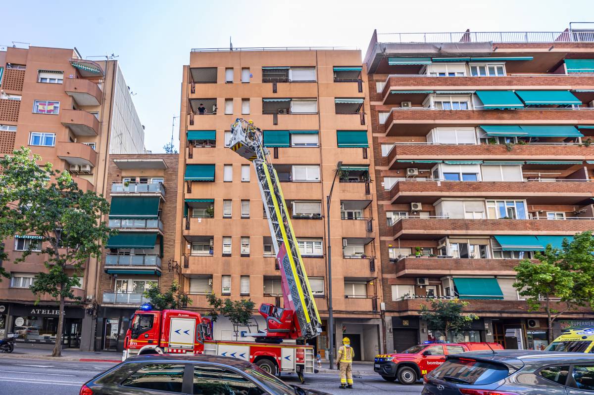 Rescaten una dona del seu pis a Sabadell