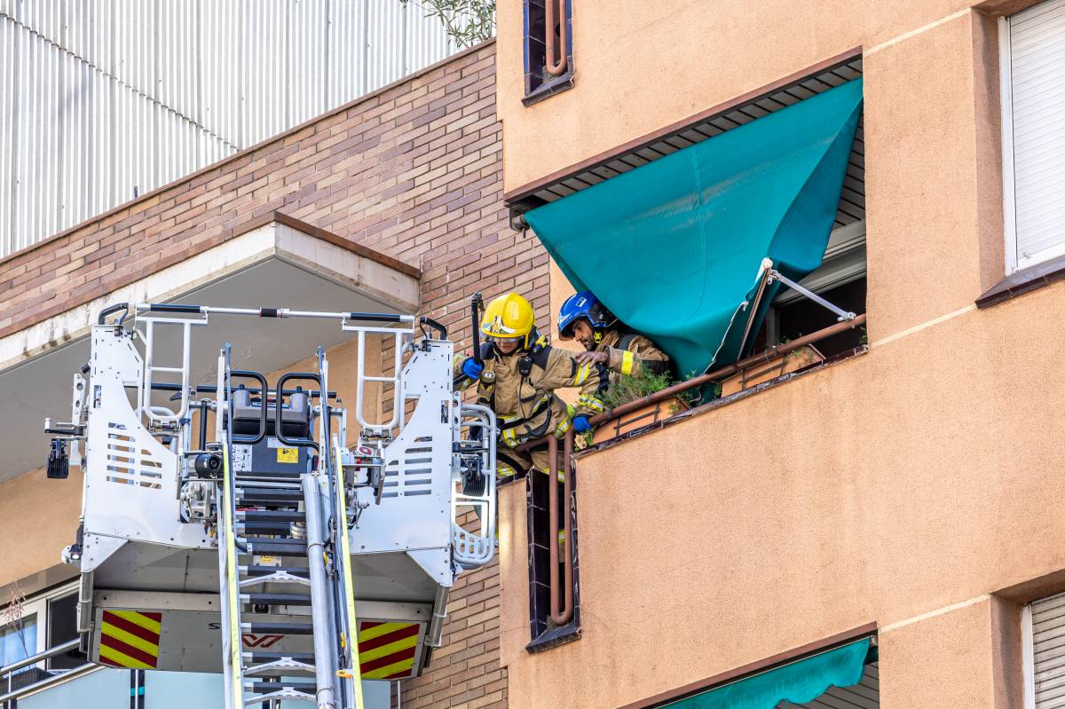 Rescaten una dona del seu pis a Sabadell