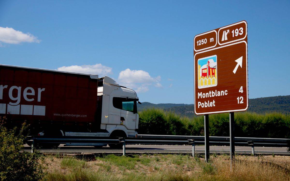 Un home mort i diversos ferits en un accident entre una furgoneta i un camió a l'AP-2 a Montblanc