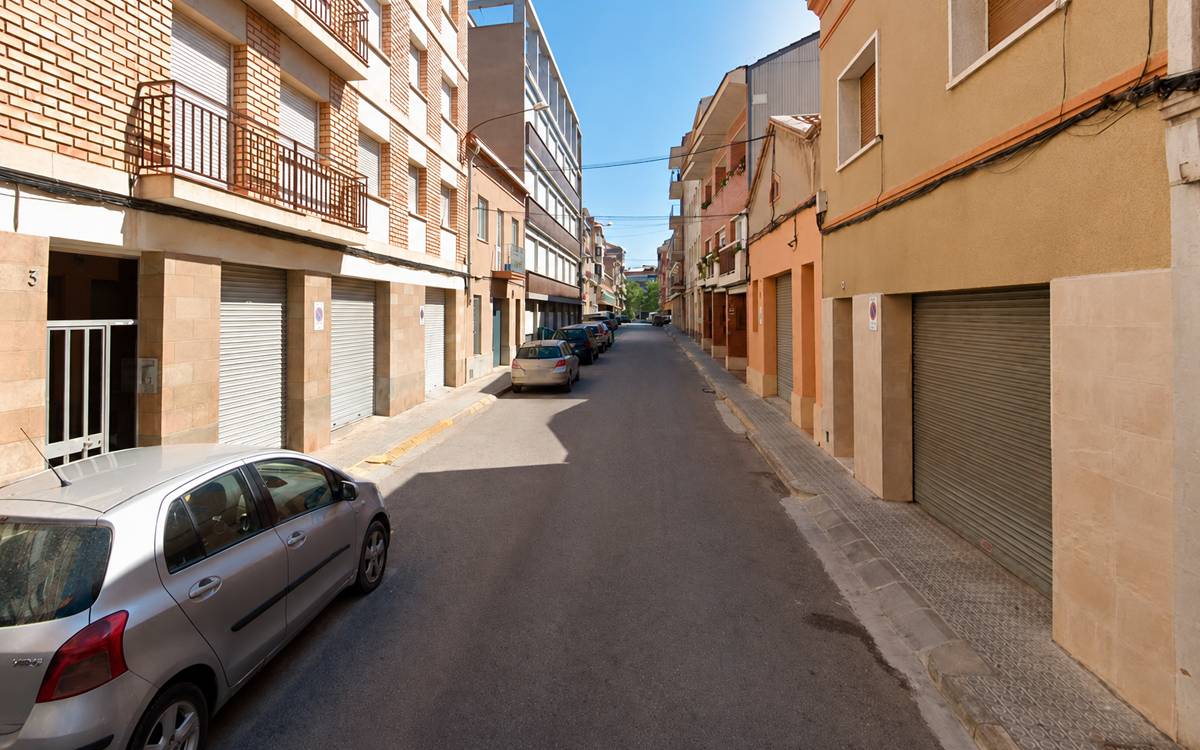Tallat un tram del passatge Ferrer de Manresa per reparar una avaria al clavegueram