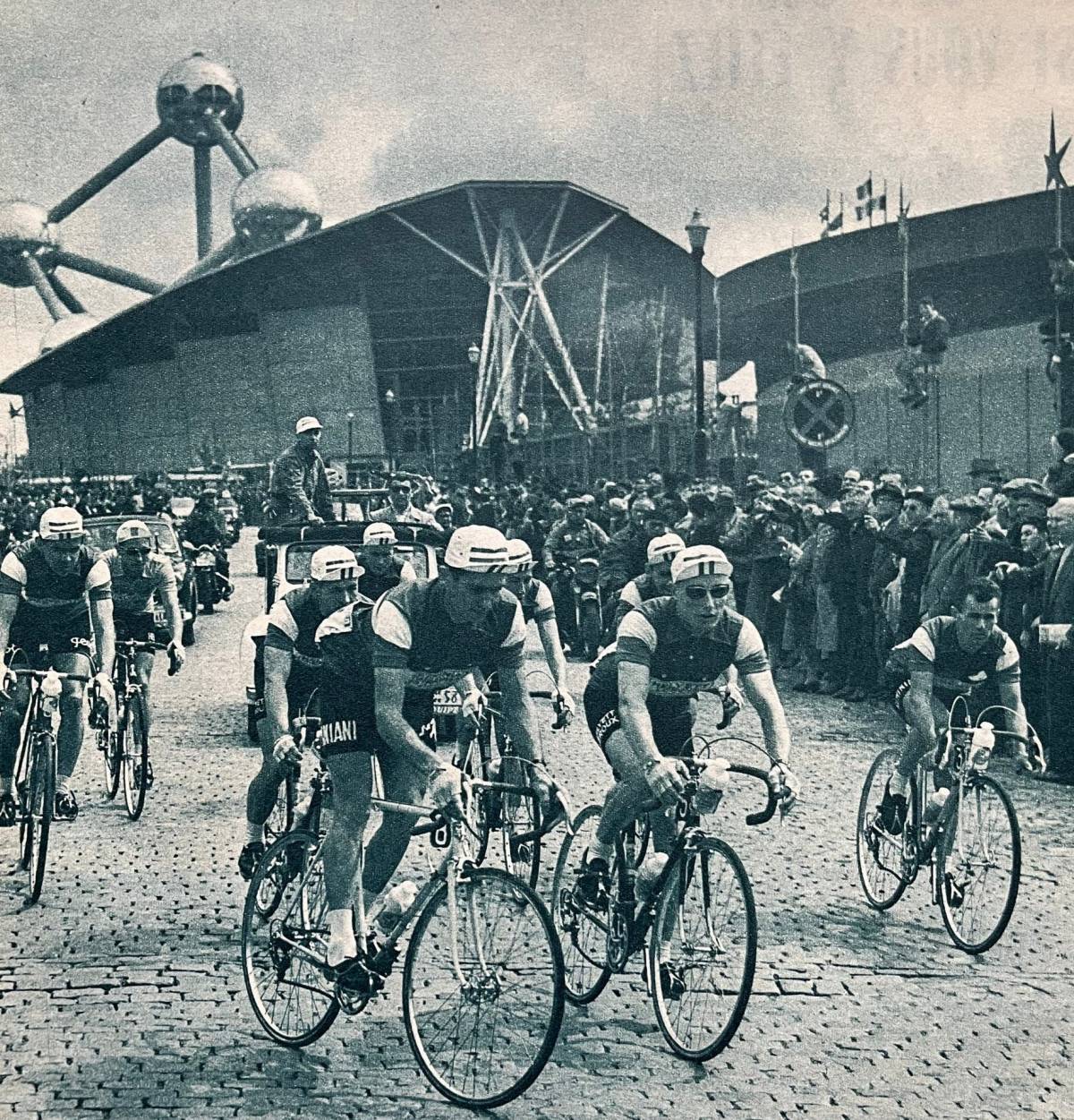 El Tour circulant vora l’Atomium i el recinte de l’Exposició Universal de Brussel·les de 1958 - Miroir du Cyclisme