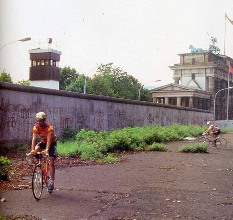 Ciclistes vora el mur de Berlín, a l’alçada de la porta de Brandenburg, durant el Tour de 1987  - @davidguenel