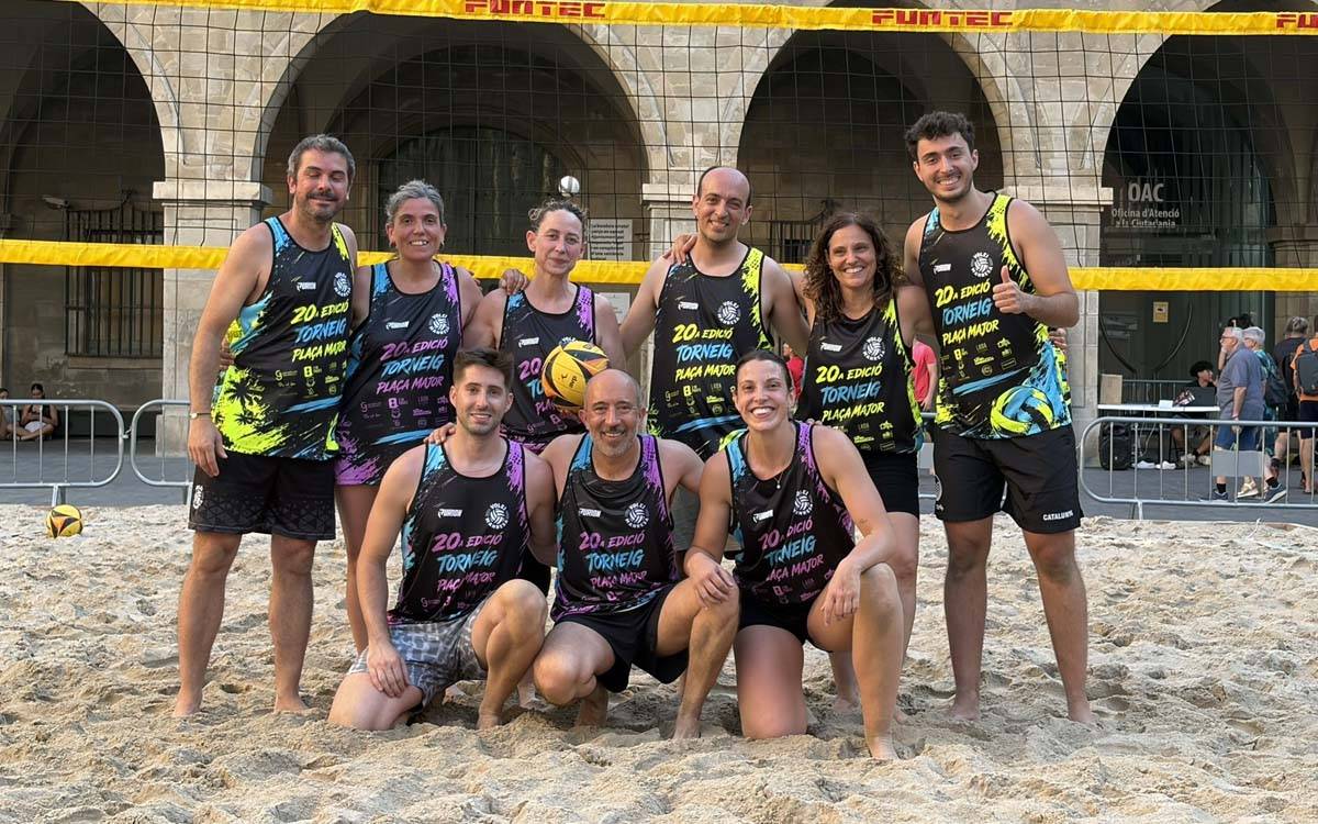Marc Aloy i tres regidors estrenen la pista de vòlei platja a la plaça Major de Manresa