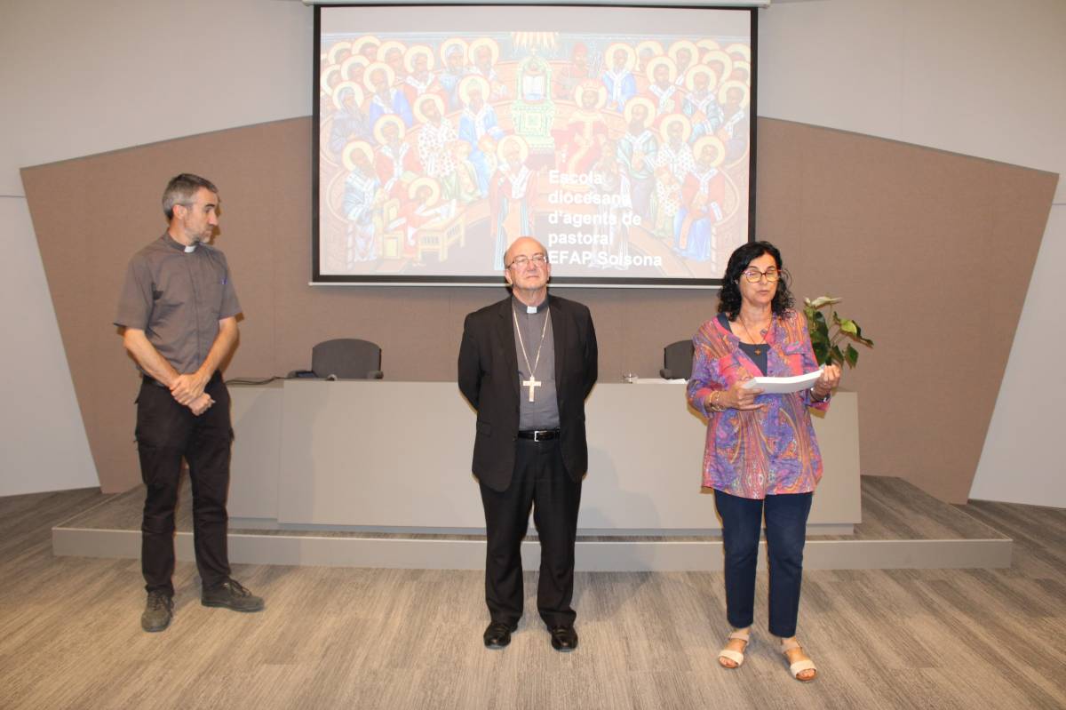 El bisbe de Solsona, acompanyat del Vicari General i la directora de l'Escola  - Ramon Estany 