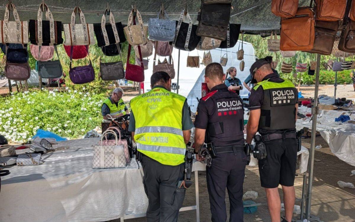 Operatiu policial de control al mercadet ambulant dels dilluns de Salou