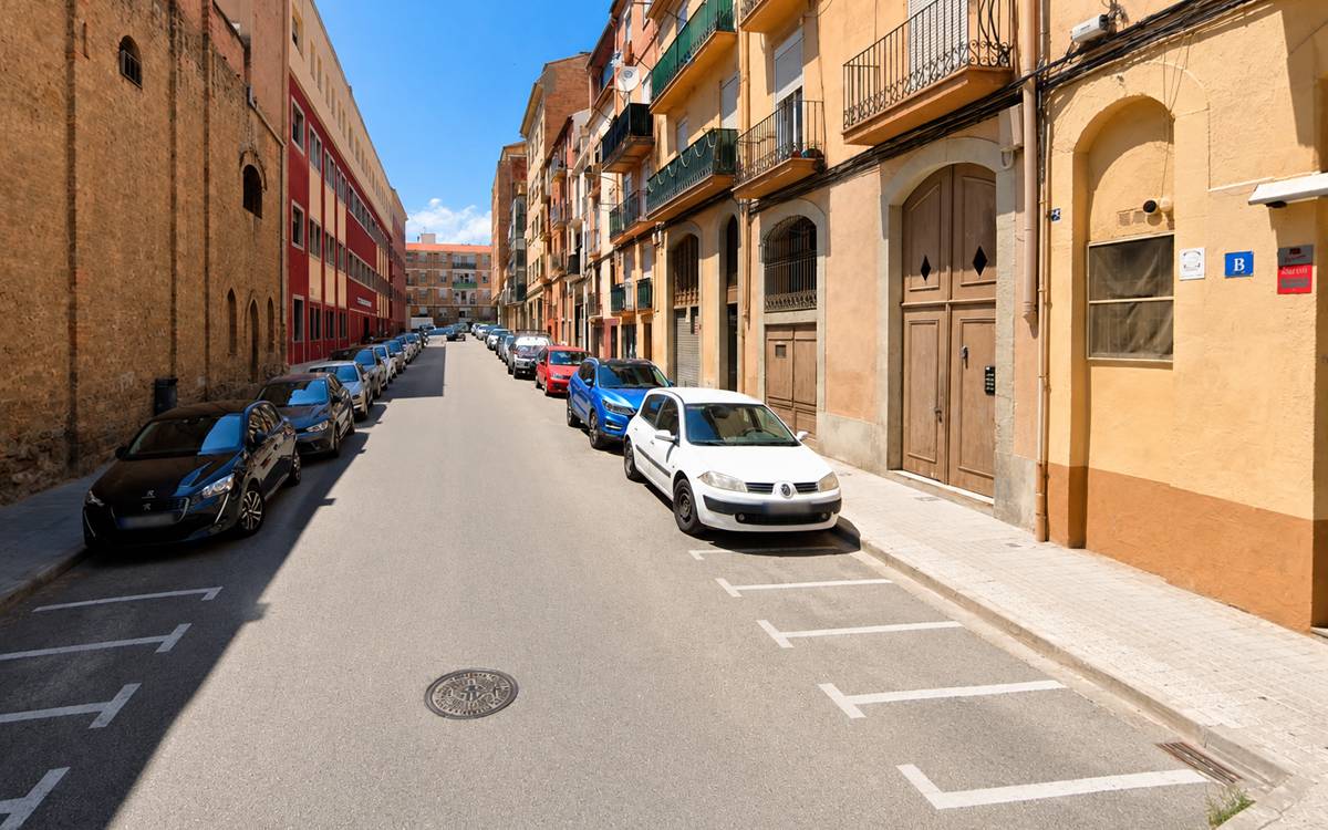 Evacuat un edifici per un incendi en un taller del carrer Nou de Valldaura de Manresa