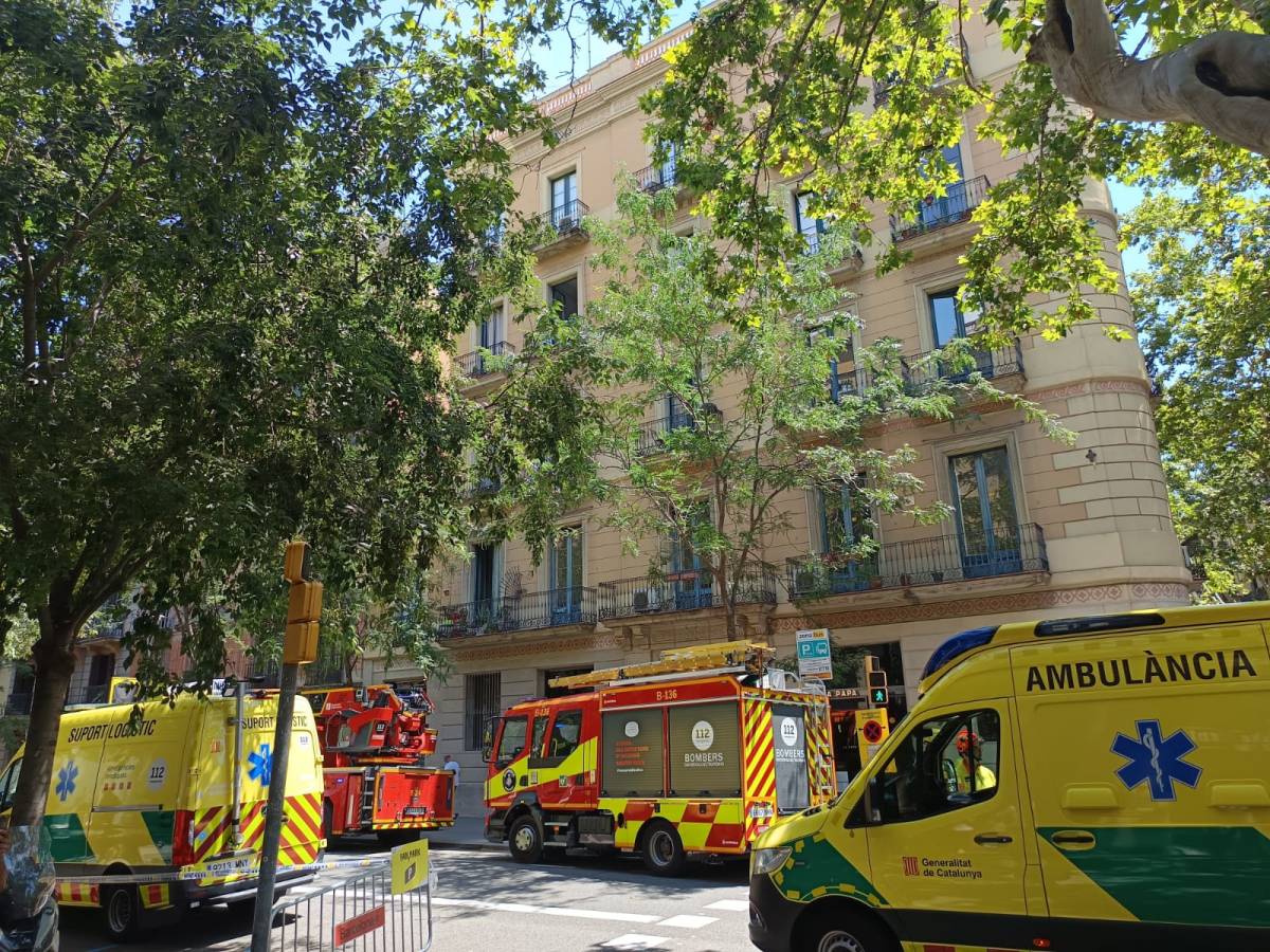 Incendi en un edifici al carrer de Méndez Núñez, a Ciutat Vella