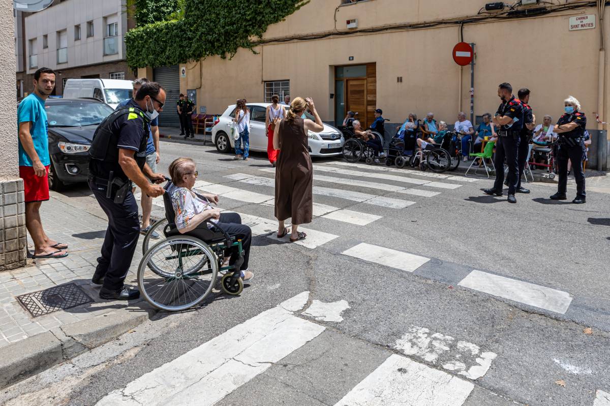 Evacuació d`una residència d`avis a Sabadell