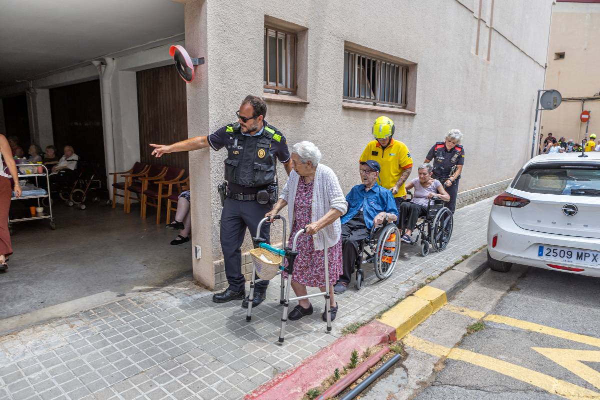Evacuació d`una residència d`avis a Sabadell