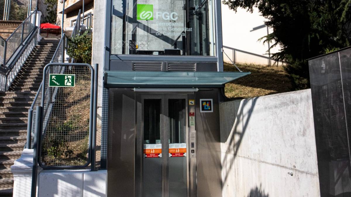 L'ascensor de l’estació de la Floresta torna a entrar en funcionament