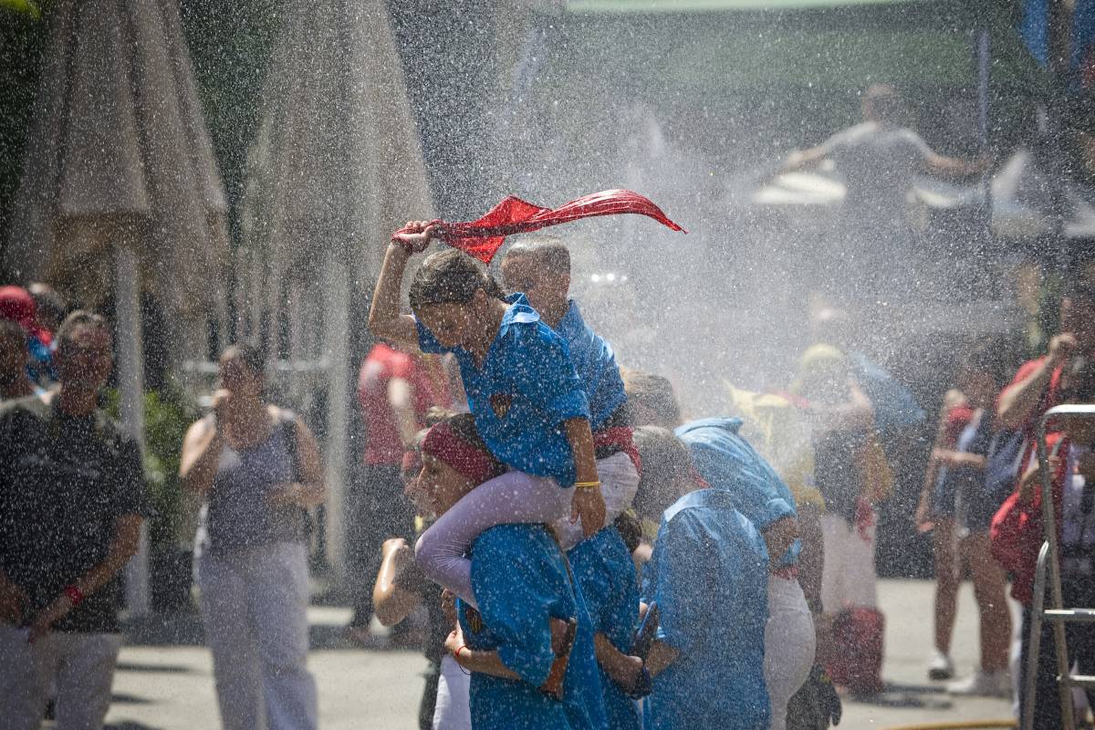 Els ADF, ruixant d’aigua el raval de Montserrat després de l’actuació castellera en plena onada de calor, l’any 2019 - Nebridi Aróztegui
