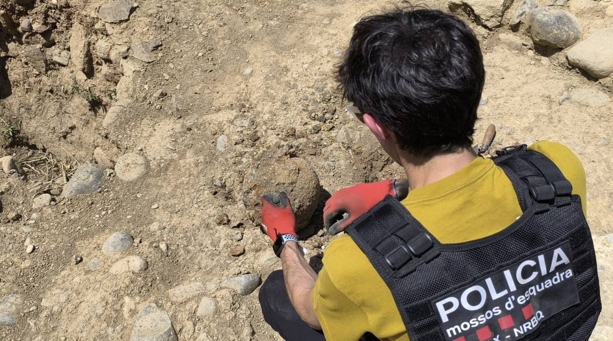 Una bomba de fa gairebé quatre segles emergeix en unes excavacions a la Seu d’Urgell