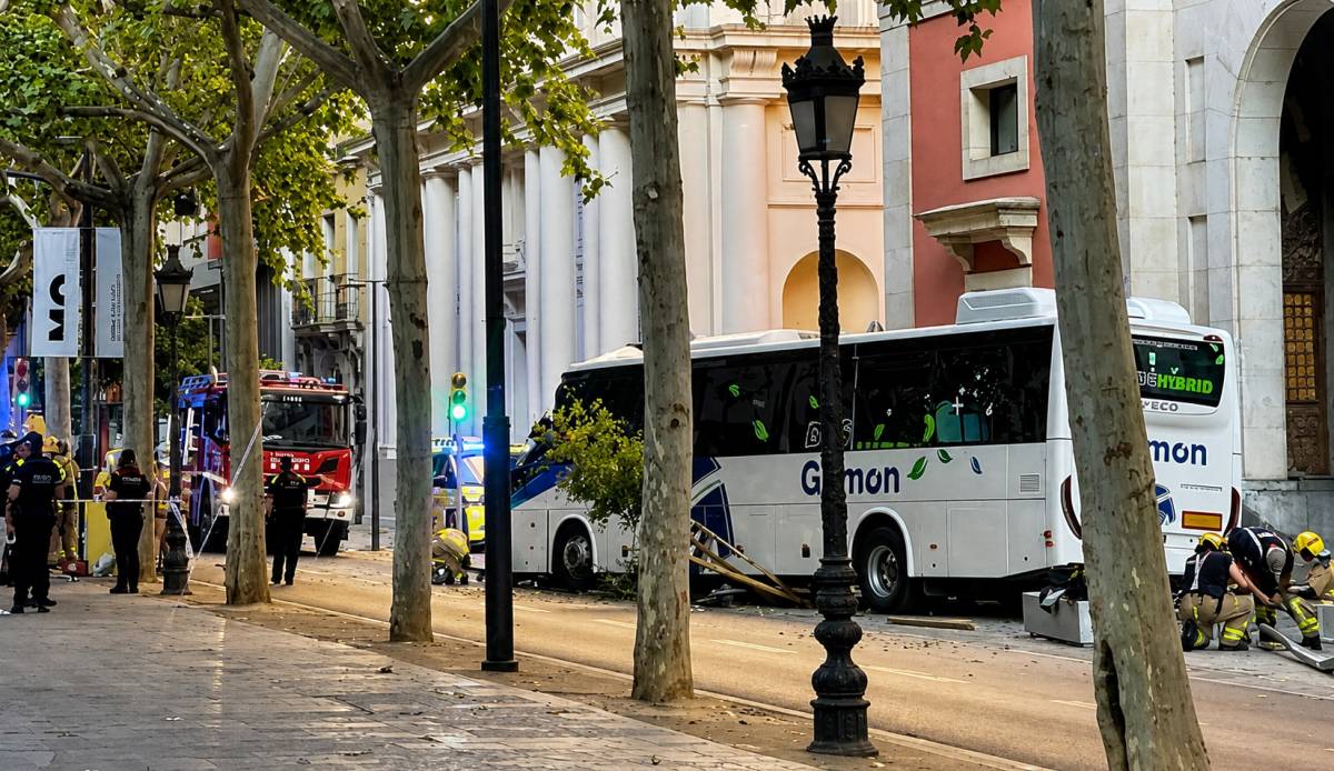 Un autocar xoca contra la façana de la Diputació de Lleida i deixa 35 ferits