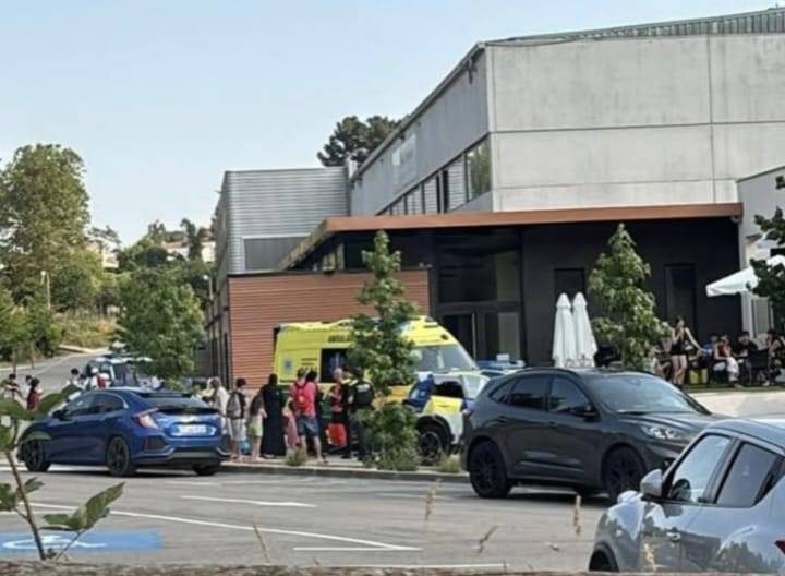 Una ambilància a la porta del Centre Esportiu de Sant Hilari. - Cedida