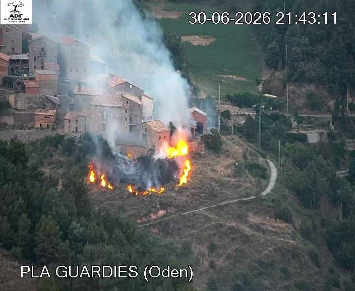 Incendi ràpidament controlat en una àrea urbana i forestal d’Odèn