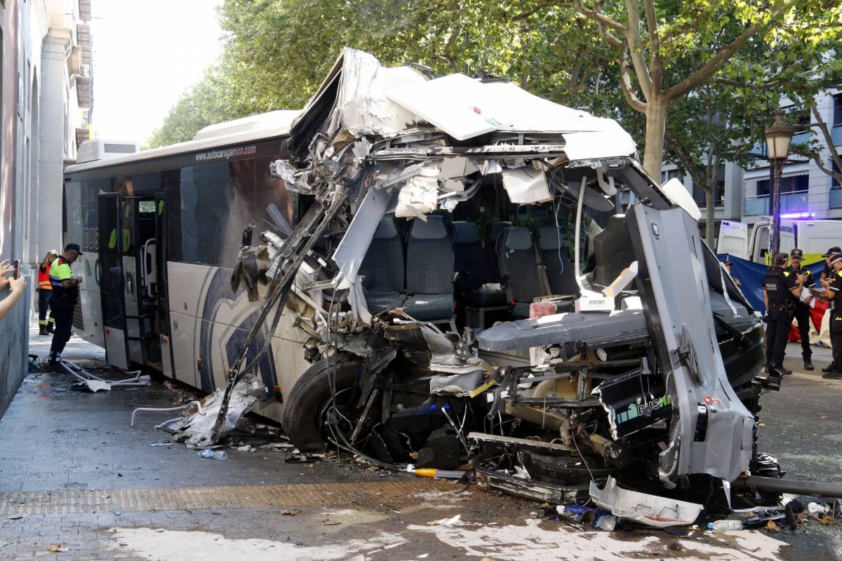 El xoc d’un autocar contra la Diputació de Lleida deixa 46 ferits, quatre crítics