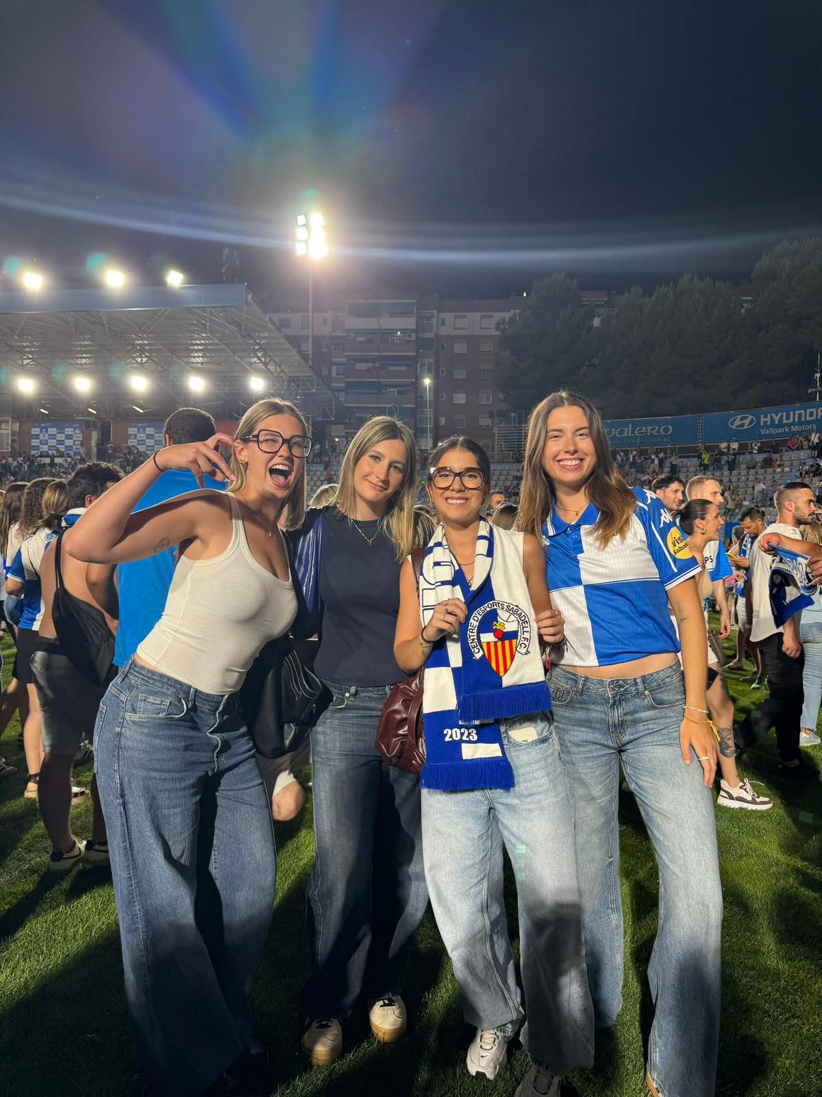La Mariona, la tercera per l`esquerra, celebrant l`ascens - Cedida La Mariona, la tercera per l`esquerra, celebrant l`ascens