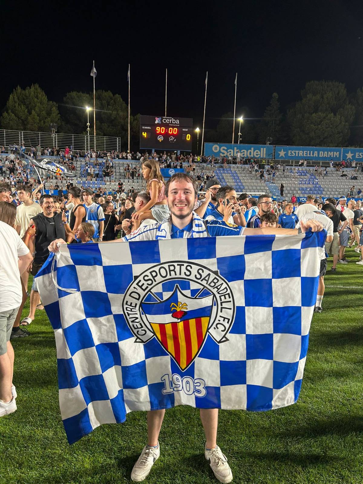 El Raúl amb la seva bandera arlequinada després del 4-0 - Cedida El Raúl amb la seva bandera arlequinada després del 4-0