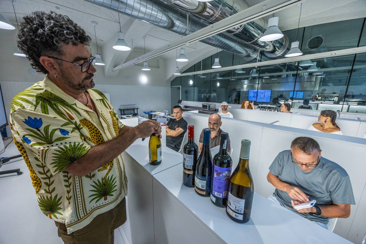 Sessió del curs de tast de vins a l`Escola de Restauració - Juanma Peláez Sessió del curs de tast de vins a l`Escola de Restauració