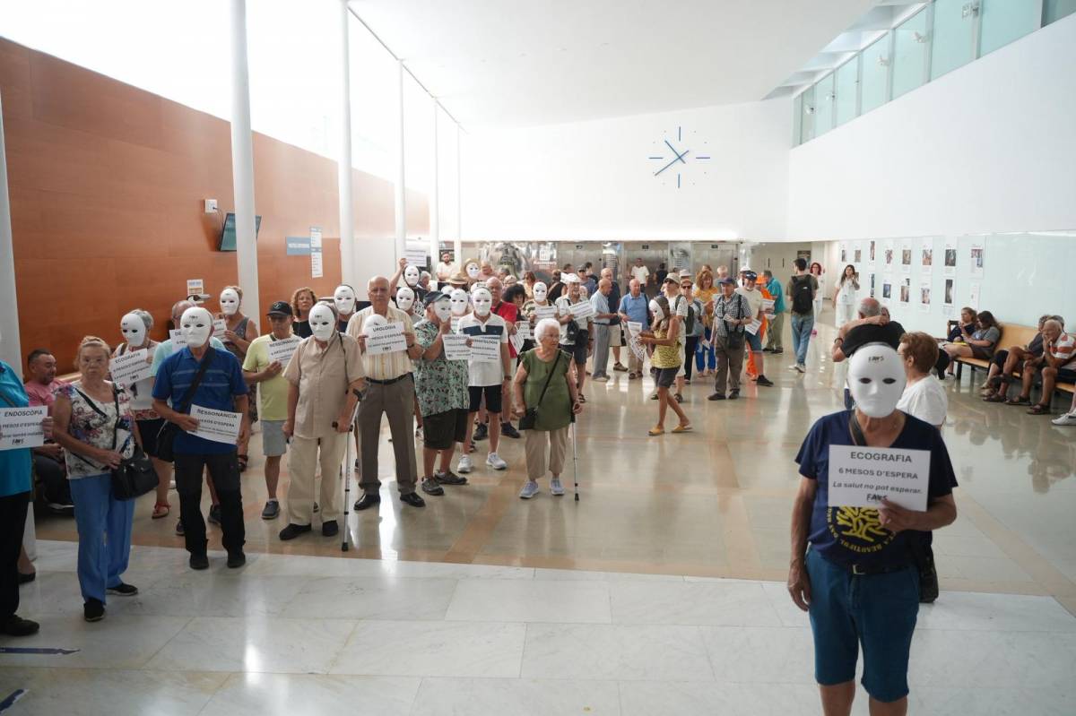 FOTOS | Una cinquantena de persones irrompen al vestíbul del Parc Taulí contra les llistes d'espera sanitàries