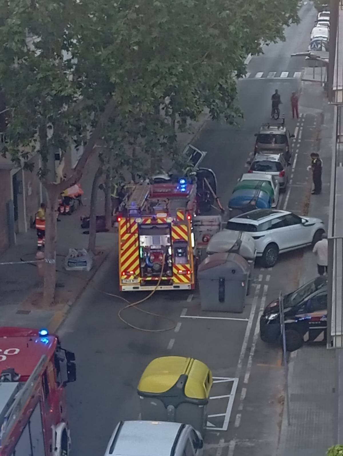 Una conductora queda atrapada en bolcar el seu cotxe al carrer de Salmerón