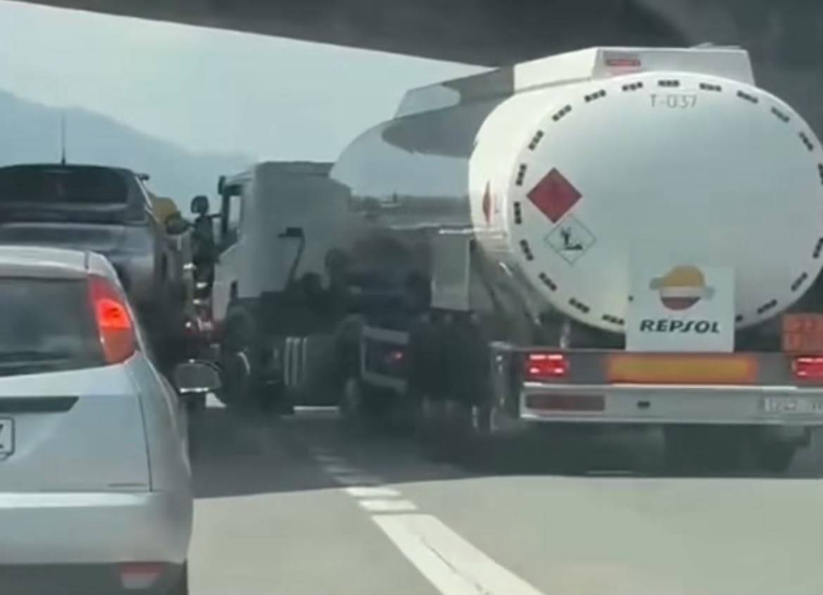VÍDEO | Tensió a la C-58 per una picabaralla entre dos camions