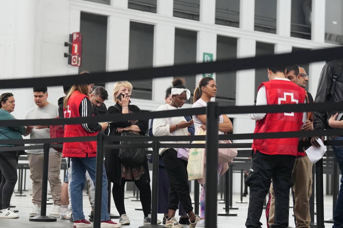Desenes de migrants fan cua al pavelló 2 del recinte de Montjuïc de Fira de Barcelona -  David Zorrakino / Europa Press