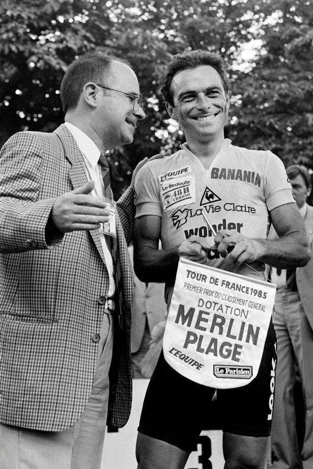 Bernard Hinault rep el premi Merlin-Plage, que anava acompanyat d’un apartament al complex turístic, després de guanyar - @ccvolata