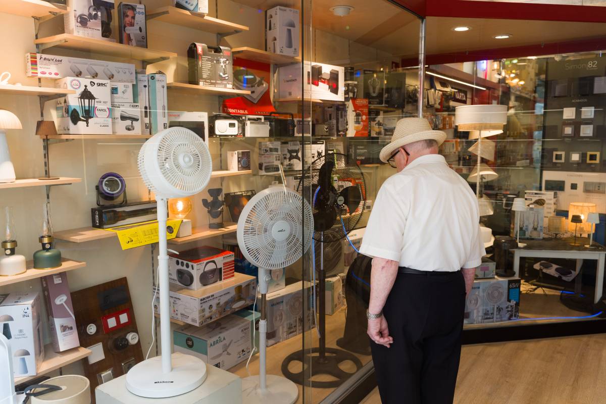 Els ventiladors de sostre, en auge per la calor: "La gent els vol fins i tot per la cuina!"