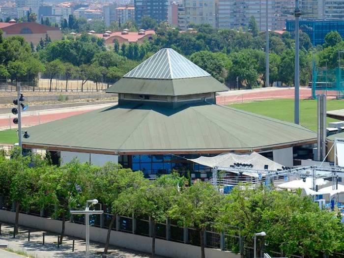 Detenen dos menors per fer tocaments a dues noies en una piscina municipal a l'Hospitalet